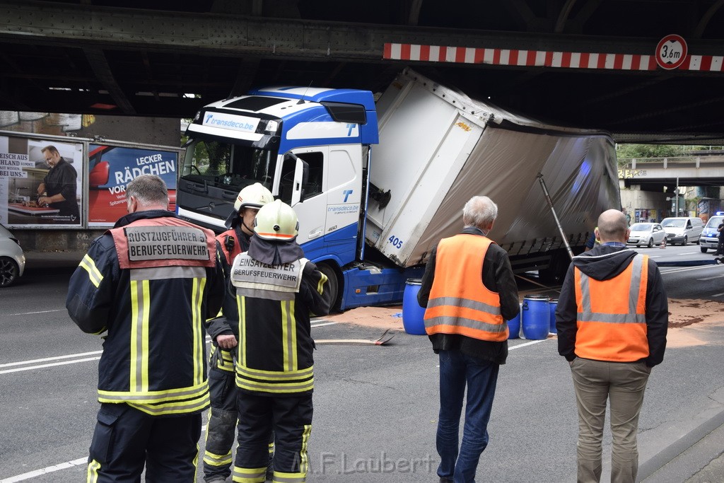 LKW blieb unter Bruecke haengen Koeln Ehrenfeld Innere Kanalstr Hornstr P206.JPG - Miklos Laubert